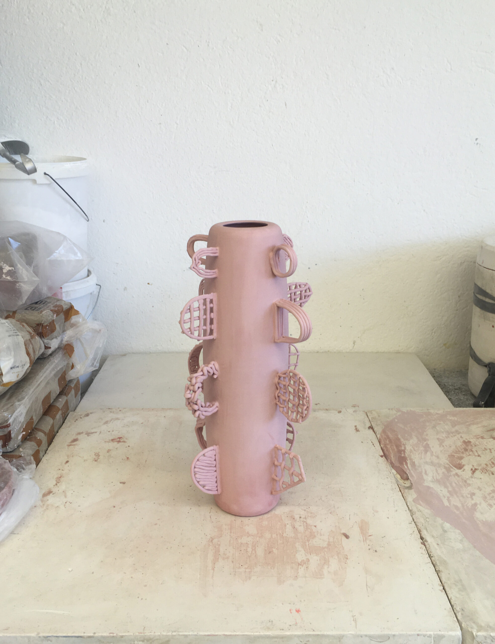 linking clay vase raw